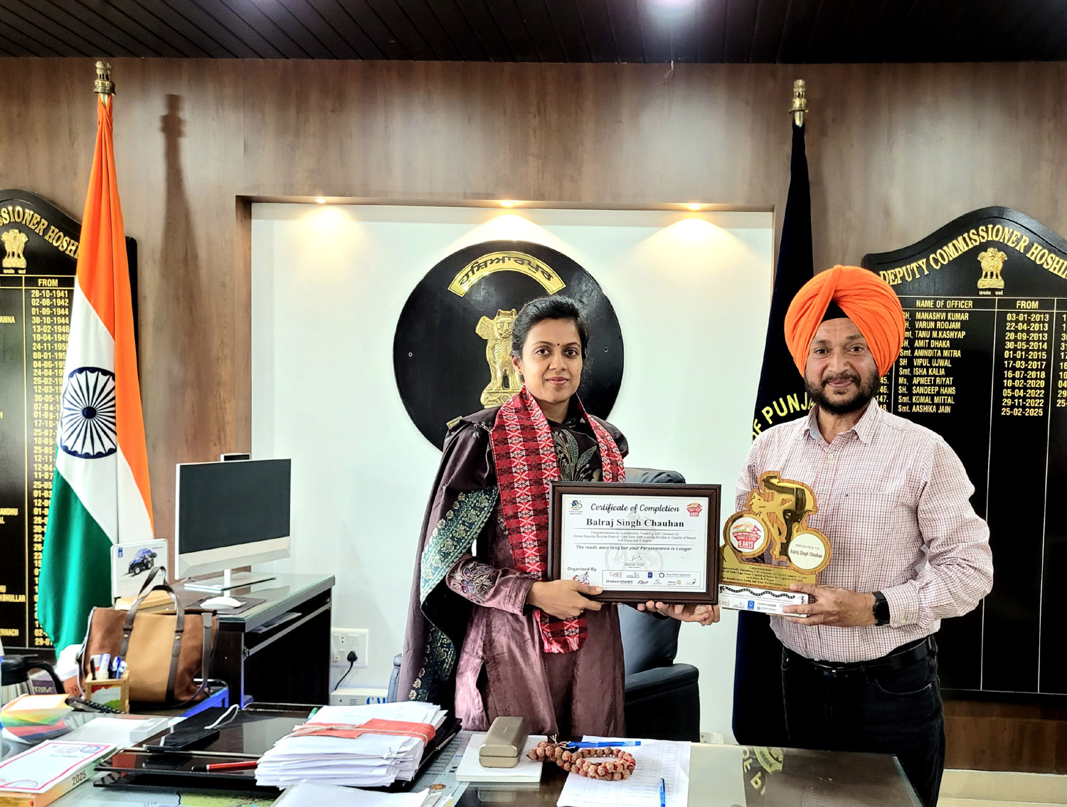 साइकिलिस्ट बलराज सिंह चौहान ने डिप्टी कमिश्नर होशियारपुर मैडम आशिका जैन आईएएस का स्वागत किया।
